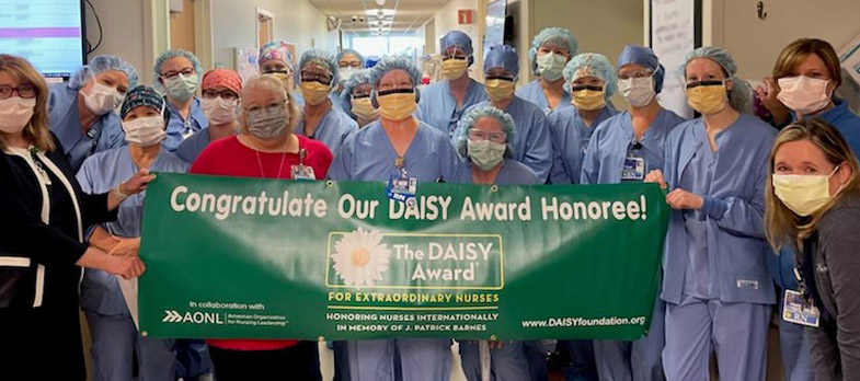 Dee Ann Wolf, RN recibe el premio Daisy Award