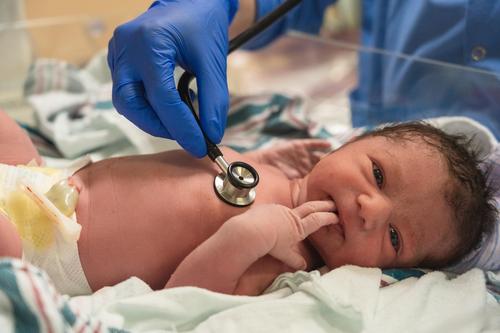 bebé con estetoscopio