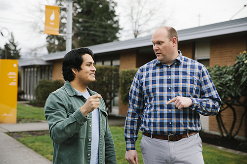 El Dr. Powell con un paciente en Skagit Regional Health.